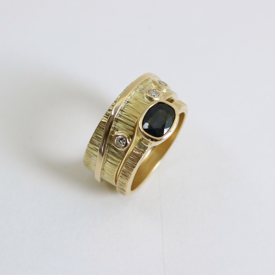 Ring in gold with diamonds and sapphire Ring in gold with diamonds and sapphire
